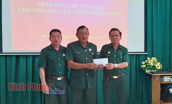 Nhiều cựu chiến binh ngh&egrave;o được tặng số tiết kiệm 