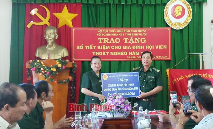 Trao sổ tiết kiệm cho hội viên CCB và công trình ánh sáng biên cương