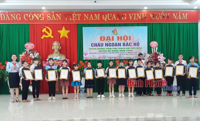 B&ugrave; Đăng: Vinh danh 50 ch&aacute;u ngoan B&aacute;c Hồ 