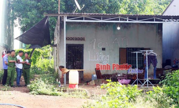 Nam thanh ni&ecirc;n tử vong trước hi&ecirc;n nh&agrave; với vết cắt ở cổ