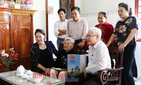 Chủ tịch Quốc hội Nguyễn Thị Kim Ngân thăm, tặng quà các gia đình chính sách ở Đồng Xoài