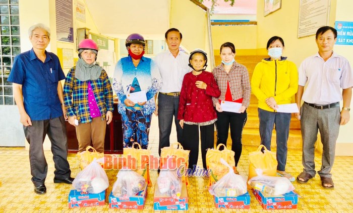 Bù Đốp trao nhiều phần quà đến với hộ nghèo