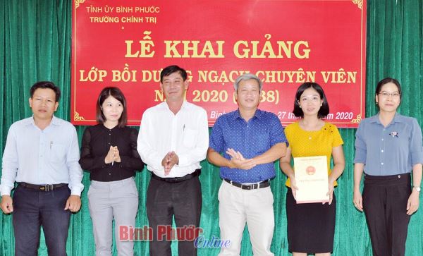 74 học viên tham gia lớp bồi dưỡng ngạch chuyên viên khóa 38