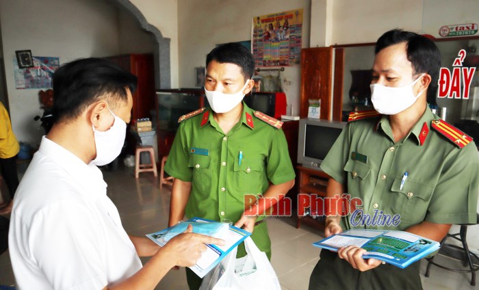 Công an TP.Đồng Xoài đến từng nhà dân tuyên truyền phòng, chống tội phạm và dịch Covid-19