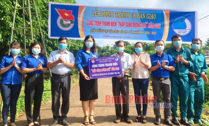 Bàn giao công trình thanh niên “Thắp sáng đường quê” 