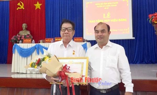 Trao Huy hiệu 60 năm tuổi Đảng cho nguyên Bí thư Tỉnh ủy Bùi Thanh Phong