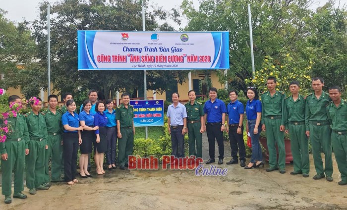 Bàn giao công trình “Ánh sáng biên cương” cho cán bộ, chiến sĩ vùng biên