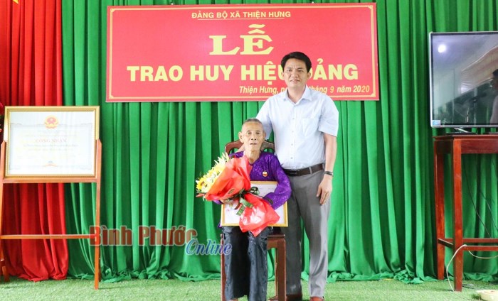 Bù Đốp trao 5 Huy hiệu Đảng cho đảng viên cao tuổi đảng