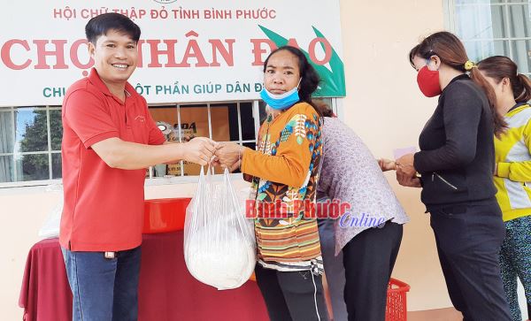 214 hộ khó khăn được hỗ trợ gạo miễn phí