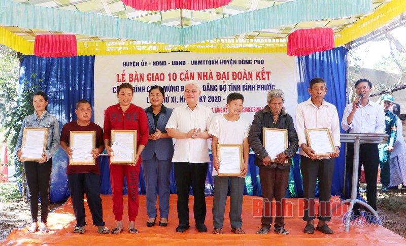 Bàn giao 10 căn nhà đại đoàn kết tại Đồng Phú