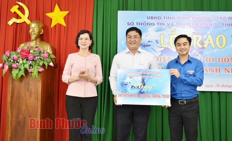 Trao tặng 300 điện thoại di động th&ocirc;ng minh cho đội h&igrave;nh t&igrave;nh nguyện hướng dẫn dịch vụ c&ocirc;ng trực tuyến