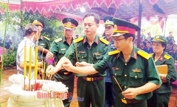 Ban liên lạc truyền thống quân dân y dâng hương tưởng niệm các anh hùng liệt sĩ 