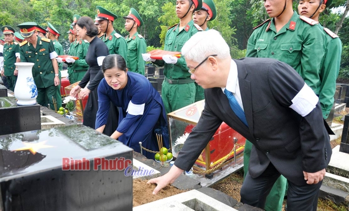 Truy điệu, an táng 10 hài cốt liệt sĩ và dâng hương tưởng niệm các anh hùng liệt sĩ 