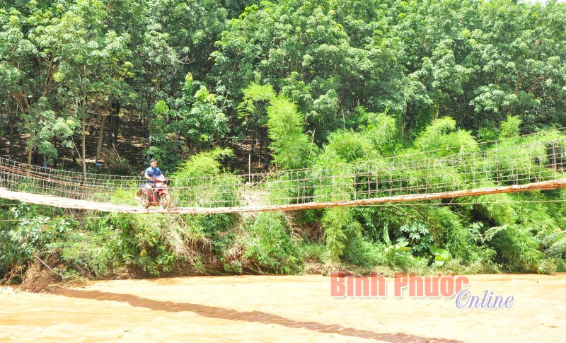 Người dân vùng “rốn lũ” Phú Sơn: Rất mong có cây cầu kiên cố