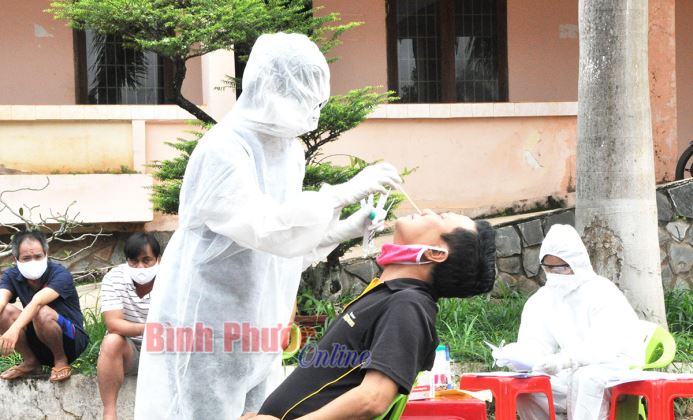 Lấy mẫu xét nghiệm Covid-19 cho 28 trường hợp đang cách ly tập trung tại Lộc Ninh