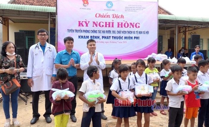 350 người dân, học sinh được tặng quà, khám bệnh miễn phí