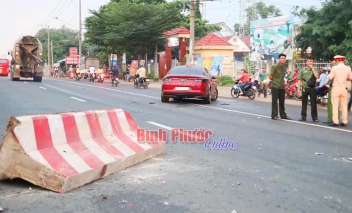 Xe tải húc bay dải phân cách tông vào bờ tường trường học, học sinh thót tim