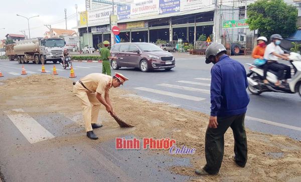 CSGT nhanh chóng xử lý hàng trăm lít dầu điều đổ ra đường