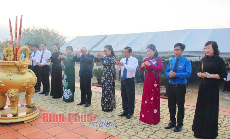 Viếng Nghĩa trang liệt sĩ nhân kỷ niệm 75 năm Ngày Quốc khánh 2-9