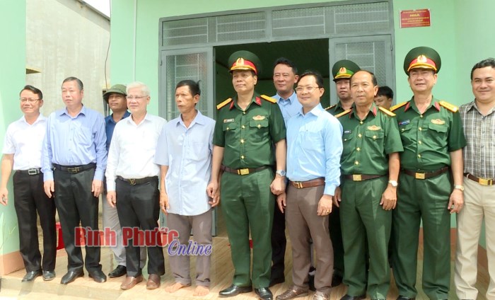 Kh&aacute;nh th&agrave;nh, b&agrave;n giao nh&agrave; tại c&aacute;c điểm d&acirc;n cư liền kề chốt d&acirc;n qu&acirc;n bi&ecirc;n giới