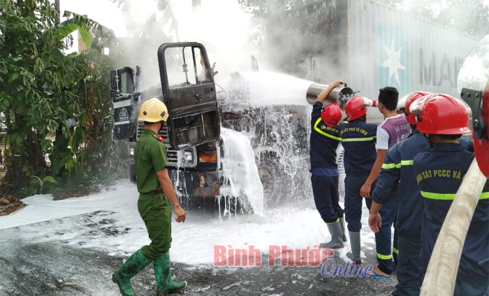 Xe container đang chạy, bỗng nhiên bốc cháy dữ dội