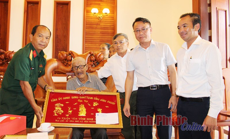 Lãnh đạo huyện Bù Đốp thăm, tặng quà người cao tuổi