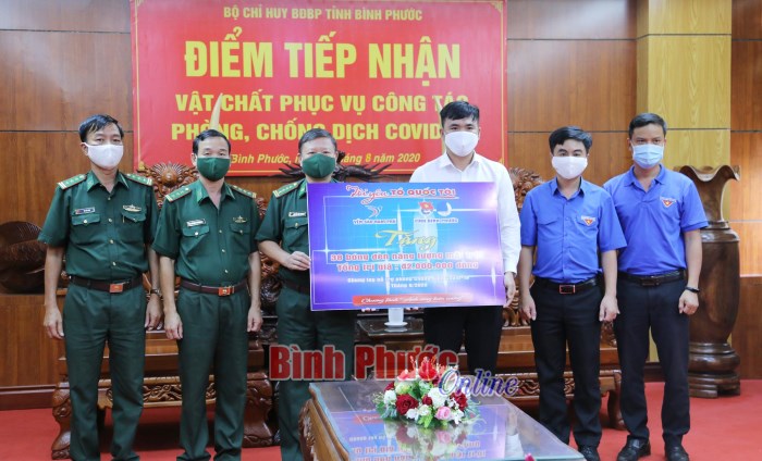 Trao tặng đèn năng lượng cho các chốt phòng, chống dịch Covid-19