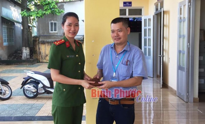 Khen thưởng nữ Đại &uacute;y c&ocirc;ng an nhặt được b&oacute;p tiền trả lại người bị mất