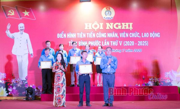 Tuy&ecirc;n dương 38 tập thể, 162 c&ocirc;ng nh&acirc;n, vi&ecirc;n chức điển h&igrave;nh tiến tiến