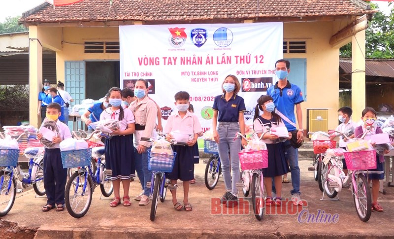 “Vòng tay nhân ái” tiếp sức cho học sinh đến trường