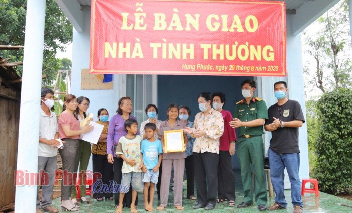 Trao nhà tình thương và tặng quà cho người nghèo tại huyện Bù Đốp