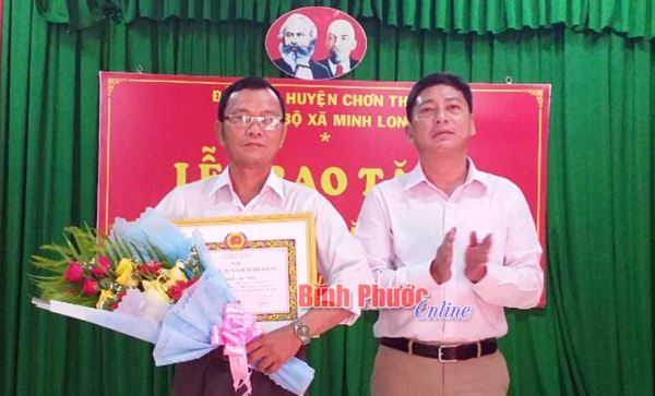 Trao Huy hiệu 60 và 30 tuổi Đảng cho 2 đảng viên