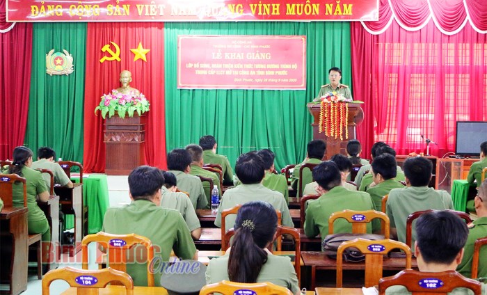 Khai giảng lớp hoàn thiện kiến thức tương đương trình độ trung cấp lý luận chính trị