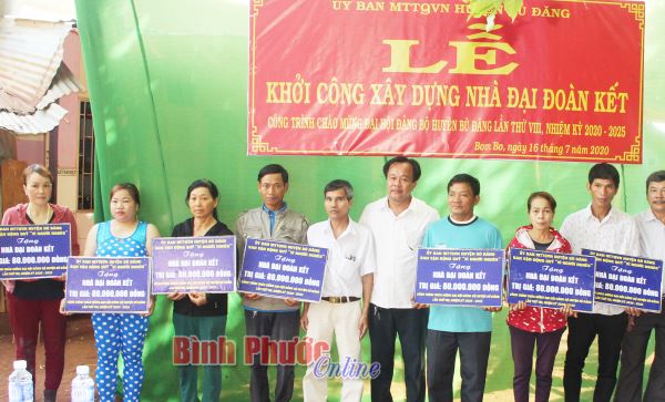 Bù Đăng trao tặng 10 căn nhà Đại đoàn kết