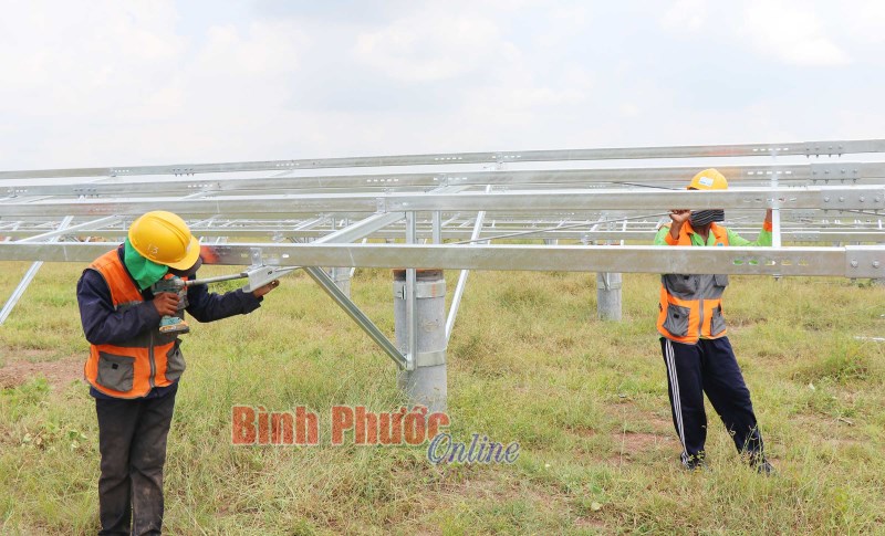 Dự &aacute;n điện mặt trời ở huyện Lộc Ninh đ&atilde; ho&agrave;n th&agrave;nh tr&ecirc;n 70% khối lượng 