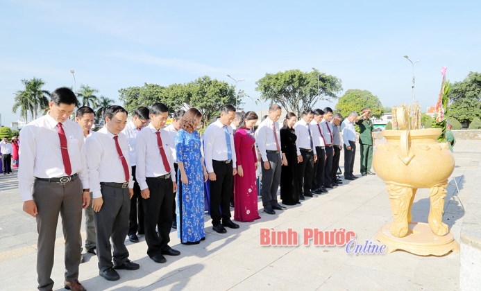 Đoàn đại biểu dự Đại hội Đảng bộ thành phố Đồng Xoài viếng Nghĩa trang liệt sĩ tỉnh và tượng đài Chiến thắng