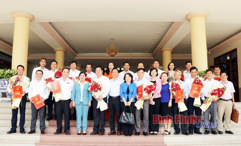 Trao quyết định nghỉ hưu, điều động, bổ nhiệm cán bộ