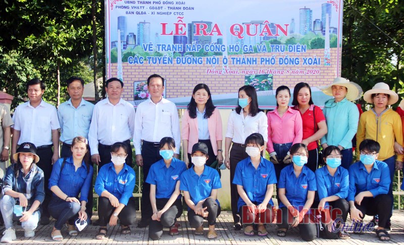 Ra quân vẽ tranh nắp hố ga và trụ điện tại thành phố Đồng Xoài