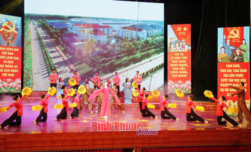 Tổng duyệt chương tr&igrave;nh nghệ thuật ch&agrave;o mừng th&agrave;nh c&ocirc;ng Đại hội đại biểu Đảng bộ tỉnh lần thứ XI