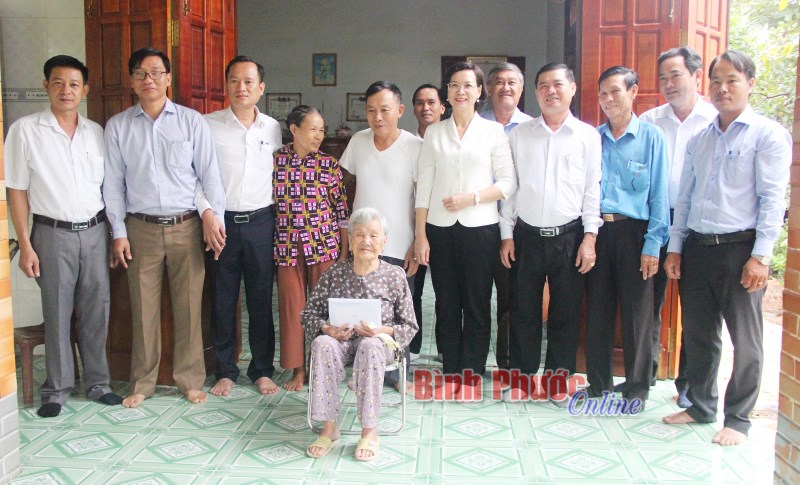 Lãnh đạo tỉnh, TP. Đồng Xoài và huyện Chơn Thành thăm Mẹ Việt Nam anh hùng