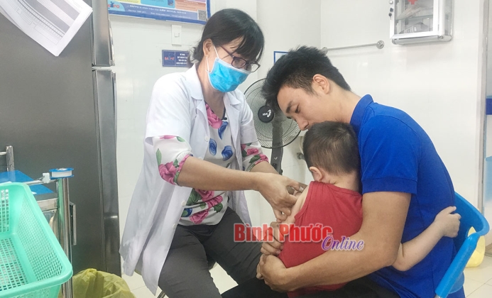 Bạch hầu: Phòng bệnh bằng tiêm vắc-xin  đủ mũi, đúng lịch