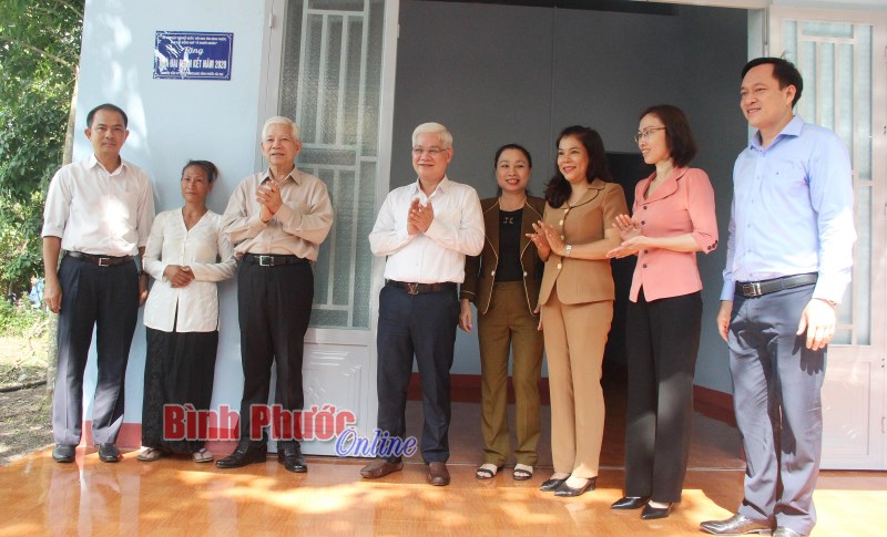 Nguyên Chủ tịch Nước Nguyễn Minh Triết dự lễ bàn giao nhà đại đoàn kết