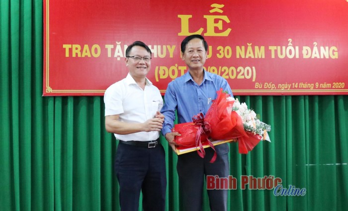 Chủ tịch UBND huyện B&ugrave; Đốp Đo&agrave;n Văn Thảo nhận Huy hiệu 30 năm tuổi Đảng
