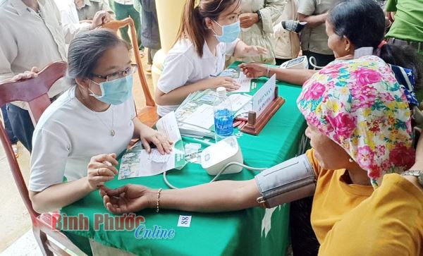 1.000 người dân Bù Đăng được khám, chữa bệnh miễn phí 