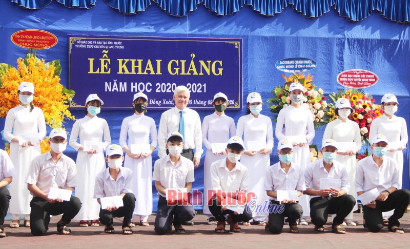 253.689 học sinh Bình Phước tưng bừng dự lễ khai giảng năm học 2020-2021