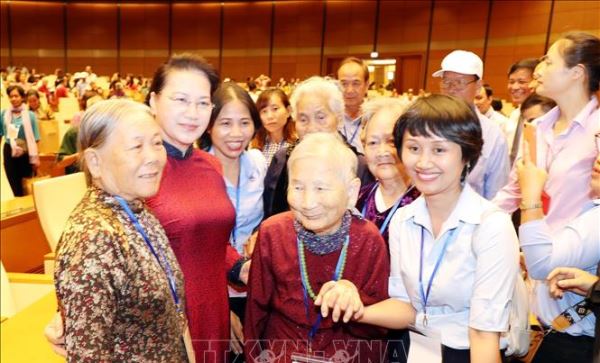 Chủ tịch Quốc hội gặp mặt 300 Bà Mẹ Việt Nam Anh hùng