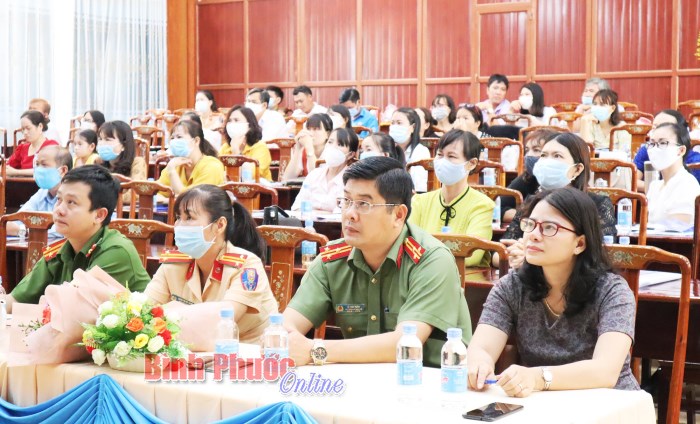 Tuy&ecirc;n truyền luật an to&agrave;n giao th&ocirc;ng v&agrave; ph&ograve;ng chống tội phạm cho c&aacute;n bộ c&ocirc;ng đo&agrave;n cơ sở