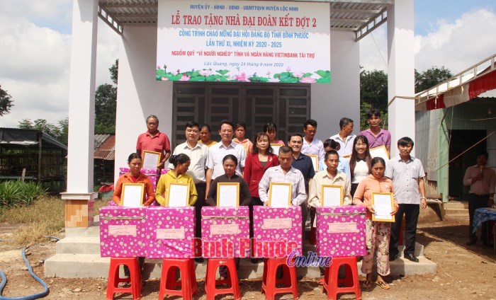 Trao tặng nhà đại đoàn kết đợt 2 tại Lộc Ninh