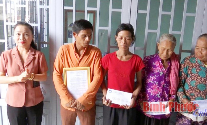 Ủy ban MTTQ Việt Nam tỉnh trao nhà đại đoàn kết tại thị xã Bình Long