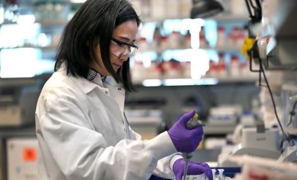 Moderna tuyển 30.000 người thử nghiệm vắcxin phòng COVID-19